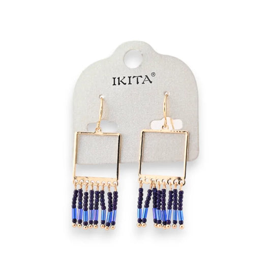 Boucles d'oreilles médaillon carré à franges  perles bleues de chez Ikita