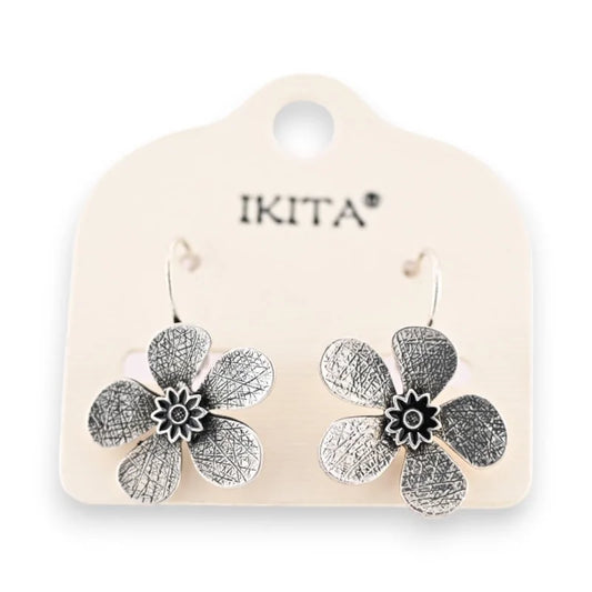 Boucles d'oreilles fleur argentée vieillie de chez Ikita
