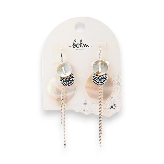 Boucles d'oreilles bohèmes nacre et argenté de chez Bohm