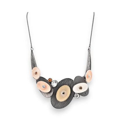 Collier contemporain en nuances de beige et gris avec formes ovales et rondes