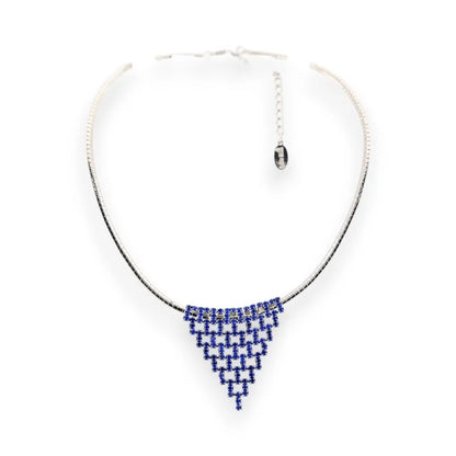 Collier ras-de-cou argenté avec pendentif triangle en strass bleus, style élégant