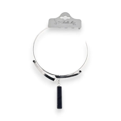 Collier ras de cou argenté avec pendentif noir rectangulaire, design épuré et moderne