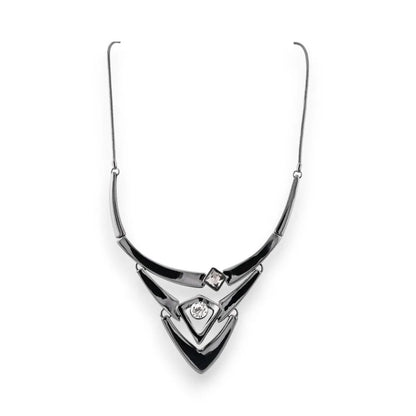 Collier argenté géométrique avec pendentif triangulaire et diamants, design moderne