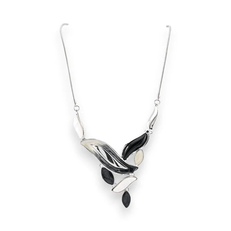 Collier fantaisie argenté avec motif floral stylisé noir et blanc sur chaîne fine