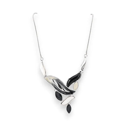 Collier fantaisie argenté avec motif floral stylisé noir et blanc sur chaîne fine
