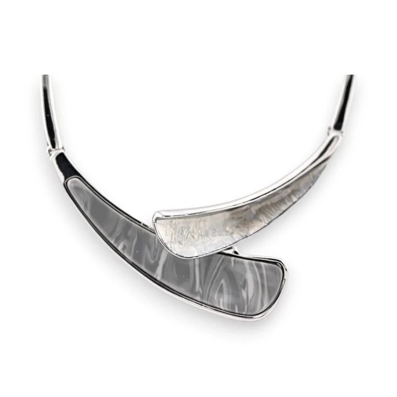 Collier ras-de-cou argenté avec pendentif en forme de croissant géométrique moderne
