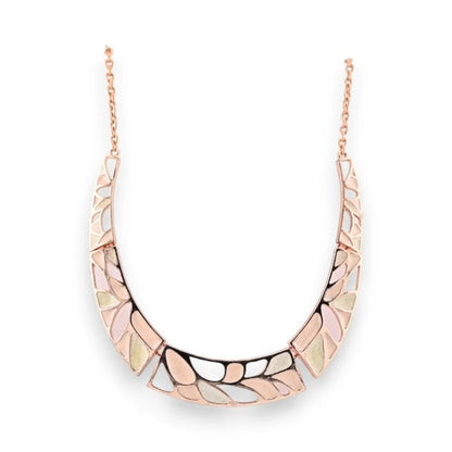 Collier cuivré rosé en forme de croissant avec motif mosaïque délicat, style élégant