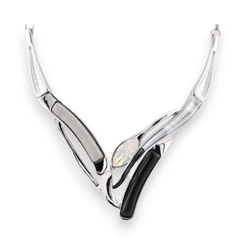 Collier semi-rigide argenté avec design moderne et épuré, trois éléments courbes