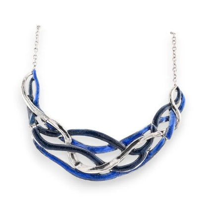 Collier semi-rigide bleu et argenté entrelacé, design moderne et élégant, bijou Ikita