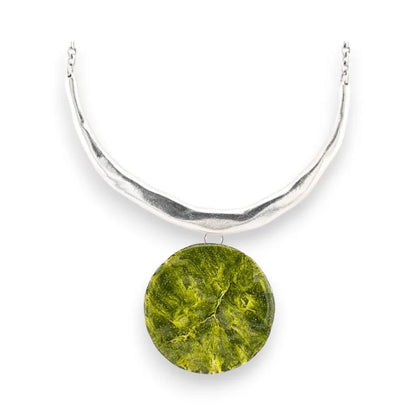 Collier argent avec pendentif rond vert kaki, design minimaliste et élégant