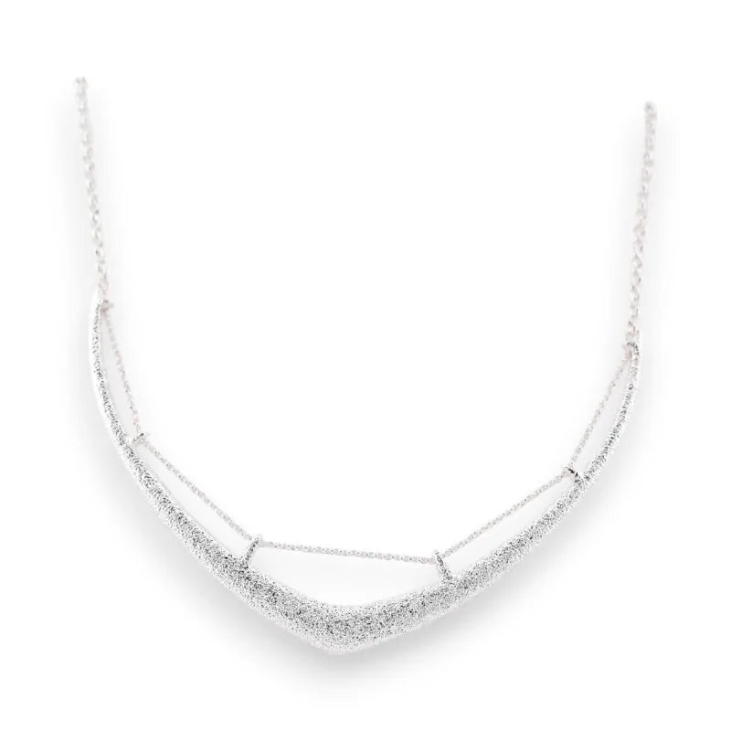 Collier semi-rigide argenté martelé à design minimaliste et élégant