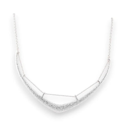 Collier semi-rigide argenté martelé à design minimaliste et élégant