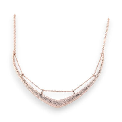 Collier fin cuivré rosé avec pendentif martelé en forme de croissant, style minimaliste