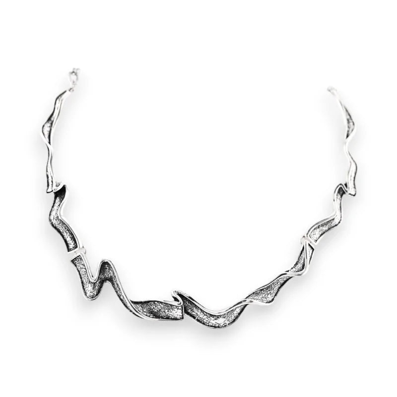 Collier argenté vieilli design vague, bijou élégant style moderne et organique