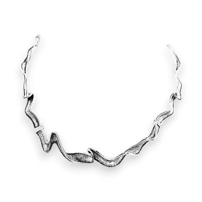 Collier argenté vieilli design vague, bijou élégant style moderne et organique