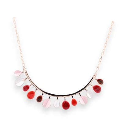 Collier semi-rigide cuivré avec pendentifs roses et rouges en dégradé sur chaîne fine