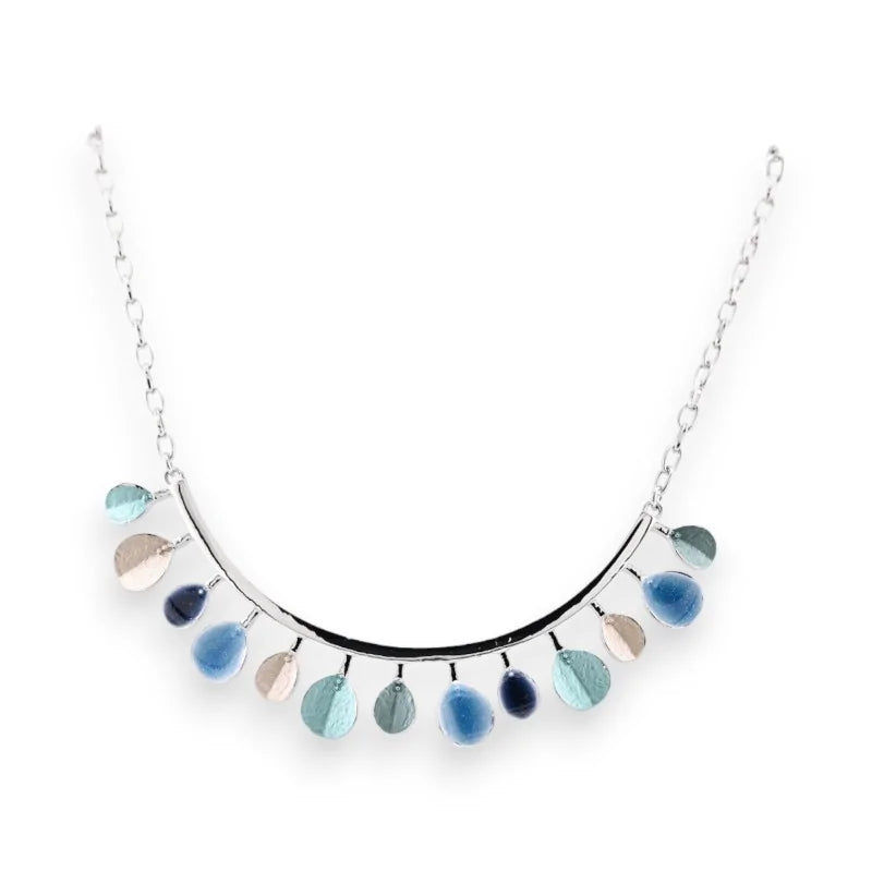Collier argenté avec pampilles en dégradé de bleus et blancs, bijou fantaisie élégant