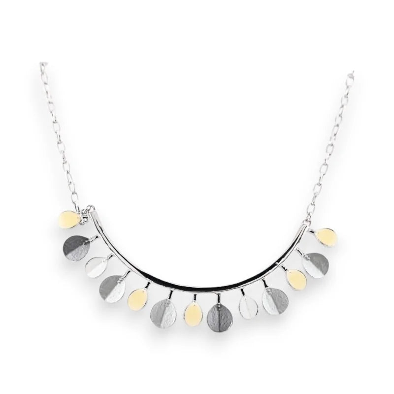 Collier ras-de-cou argenté avec pendentifs gris, noirs et dorés en cascade