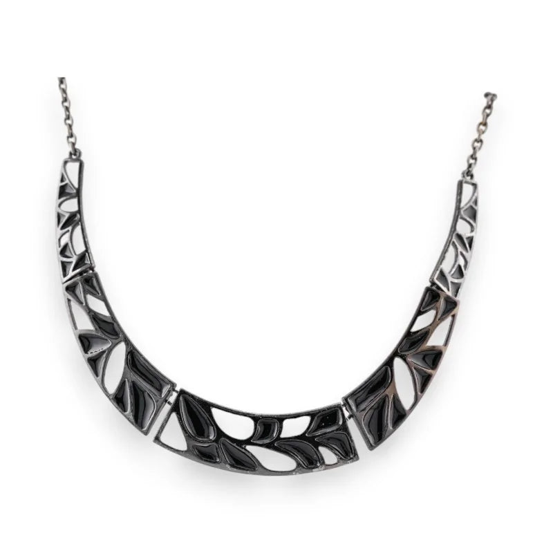 Collier ras-de-cou géométrique noir et argent avec motifs ajourés sur chaîne fine