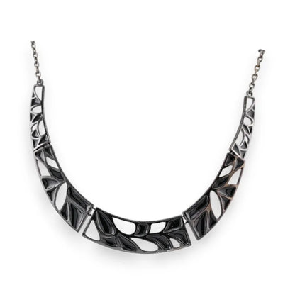 Collier ras-de-cou géométrique noir et argent avec motifs ajourés sur chaîne fine