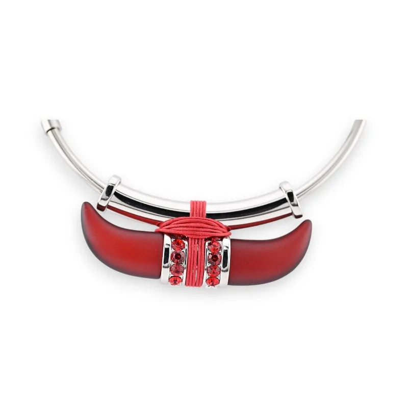 Collier avec pendentif cornes de buffle argentées et bordeaux sur cordon blanc