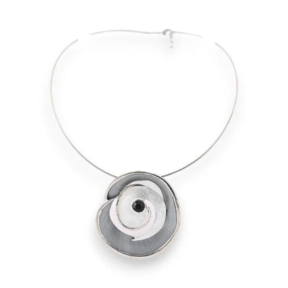 Collier ras de cou argenté avec pendentif spirale gris et blanc, bijou moderne et épuré