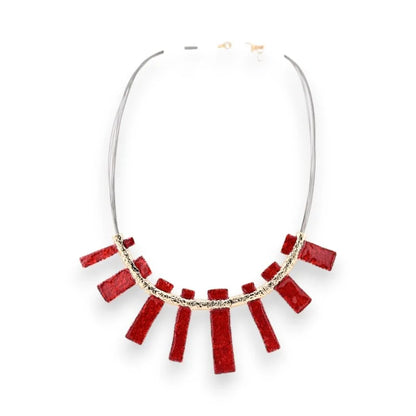 Collier ethnique doré avec pendentifs rectangulaires rouges, style moderne et bohème