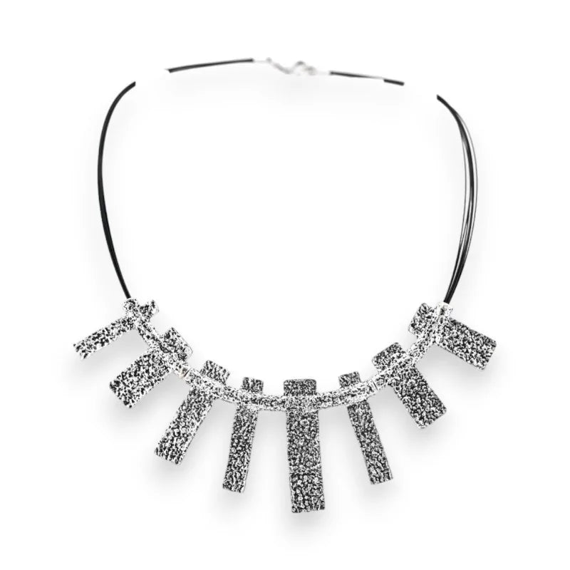 Collier ras-de-cou argenté vieilli avec pendentifs rectangulaires texturés en cascade