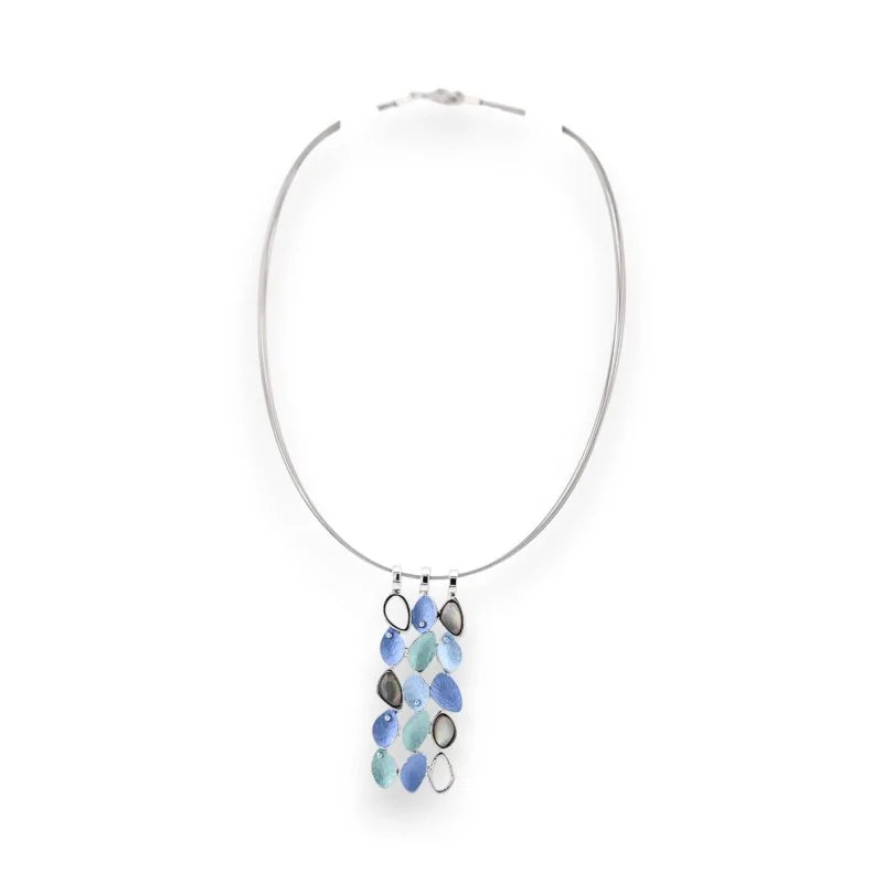 Collier pendentif argenté avec pétales bleus et gris, design moderne et élégant