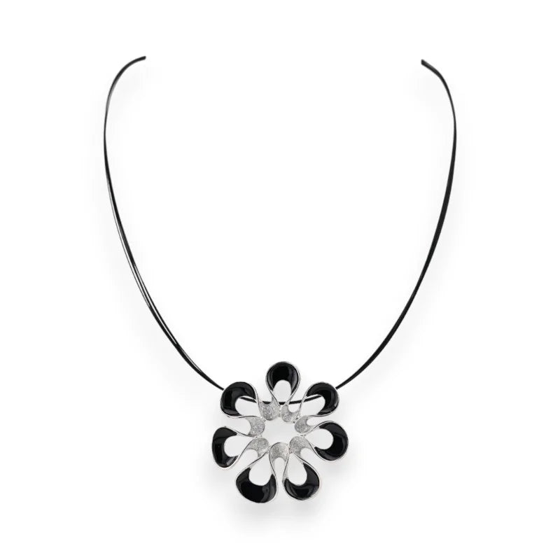 Collier pendentif fleur argenté et noir sur cordon, bijou fantaisie élégant style Ikita