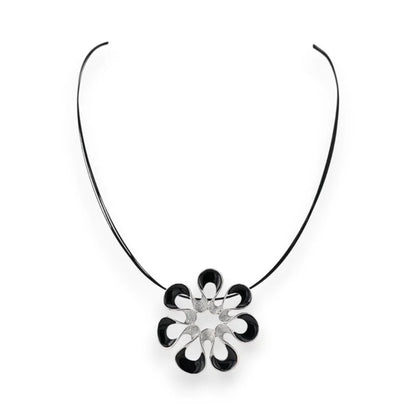 Collier pendentif fleur argenté et noir sur cordon, bijou fantaisie élégant style Ikita