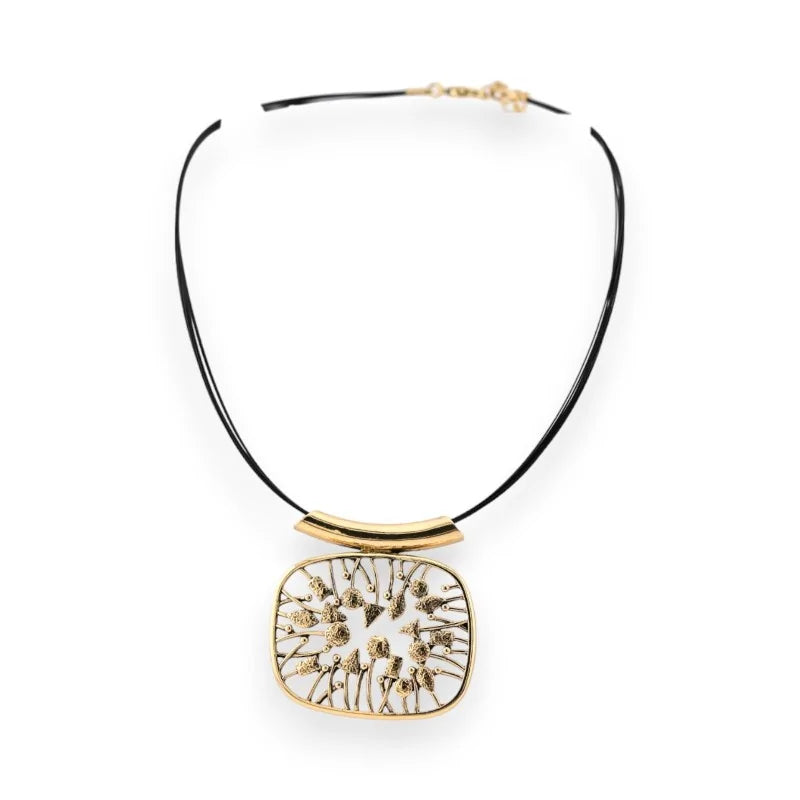 Collier pendentif doré design IKITA avec motif géométrique sur cordon noir