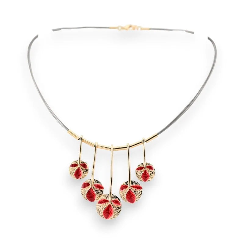 Collier doré avec pendentifs floraux rouges, design élégant Ikita sur cordon gris