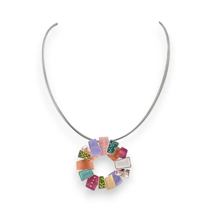 Collier avec pendentif circulaire multicolore en pierres fantaisie sur chaîne fine arg...