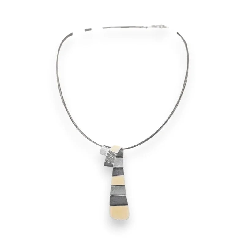 Collier pendentif géométrique gris et beige à formes rectangulaires superposées sur...