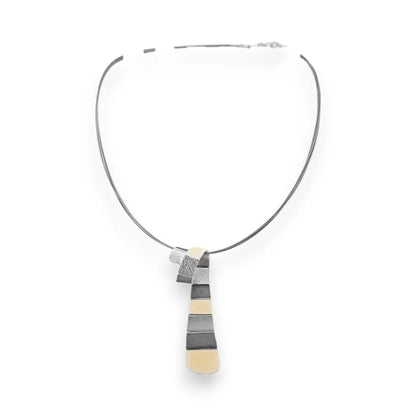 Collier pendentif géométrique gris et beige à formes rectangulaires superposées sur...