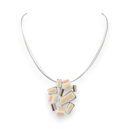 Collier pendentif géométrique abstrait en nuances beige et argenté sur fond blanc