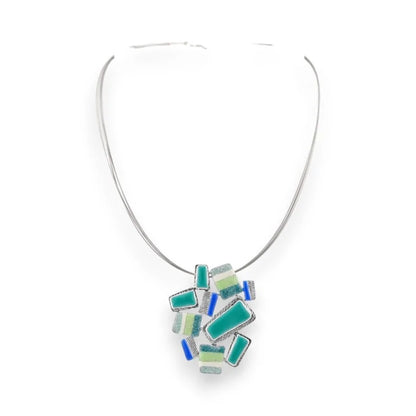 Collier pendentif moderne aux formes géométriques turquoise et argenté sur chaîne fine