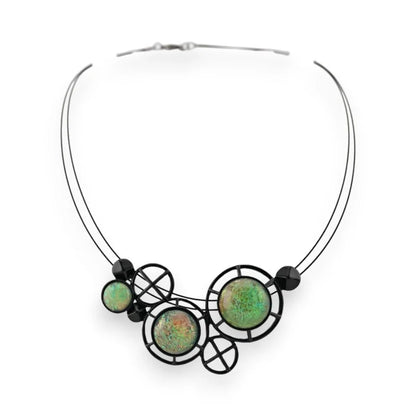 Collier géométrique vert Ikita en métal noir avec cercles et pierres, design moderne