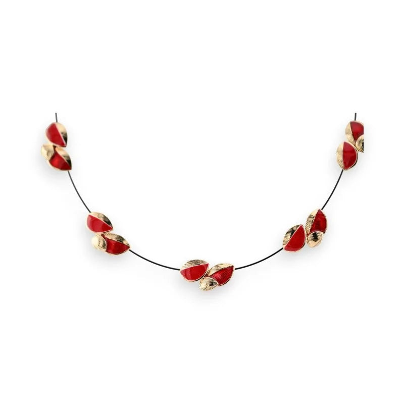 Collier fin avec pendentifs rouges en forme de gouttes et accents dorés sur fil noir