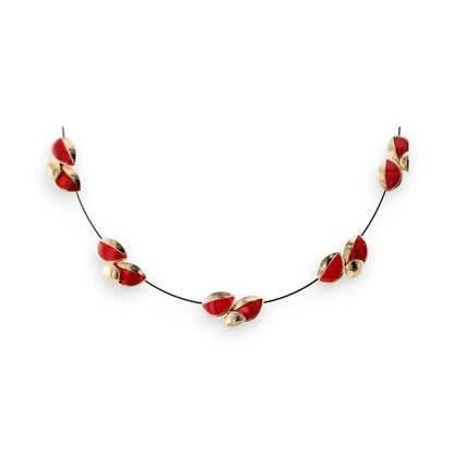 Collier fin avec pendentifs rouges en forme de gouttes et accents dorés sur fil noir
