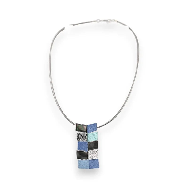 Collier géométrique Ikita avec pendentif rectangulaire bleu et argenté à motifs car...