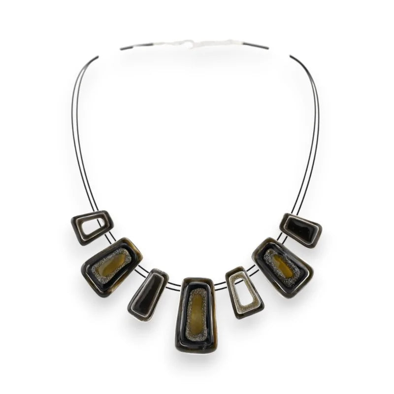Collier géométrique argenté avec pendentifs noirs et verts, design moderne et élégant