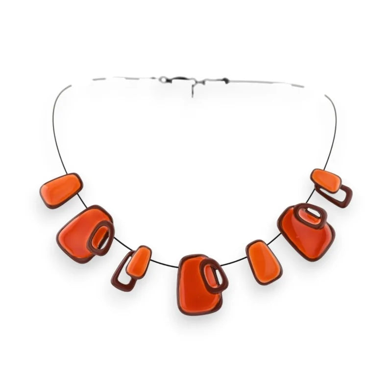 Collier géométrique orange avec formes abstraites sur fil noir, bijou design moderne