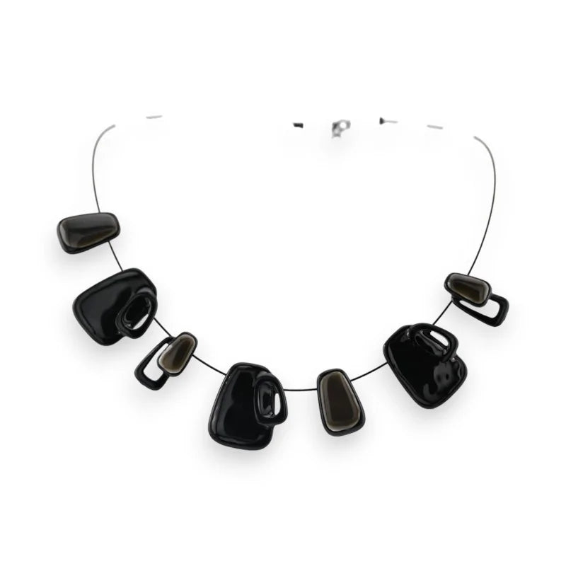 Collier géométrique noir et gris Ikita avec pierres irrégulières sur fil métallique