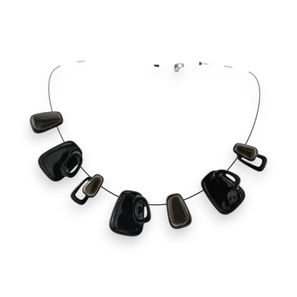 Collier géométrique noir et gris Ikita avec pierres irrégulières sur fil métallique