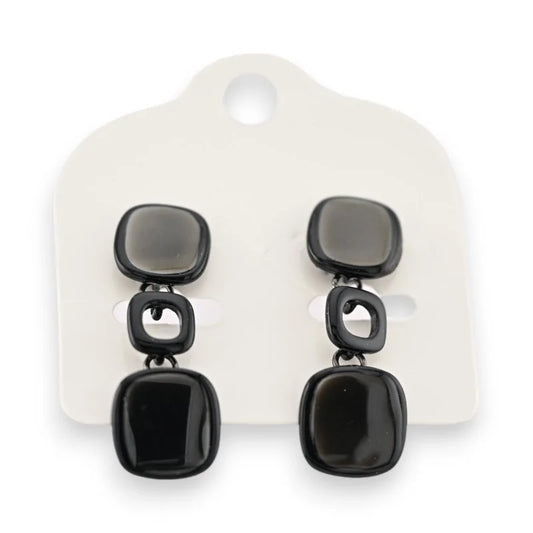 Boucles d'oreilles cubes noir et gris de chez Ikita