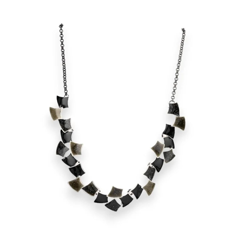 Collier géométrique avec cubes noirs et gris sur chaîne argentée, design moderne IKITA