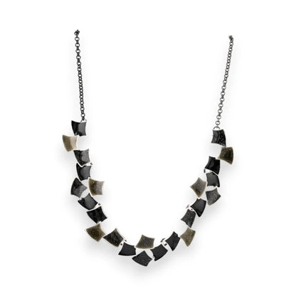 Collier géométrique avec cubes noirs et gris sur chaîne argentée, design moderne IKITA