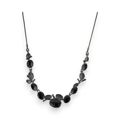 Collier fantaisie en métal gris foncé avec perles et pendentifs géométriques variés